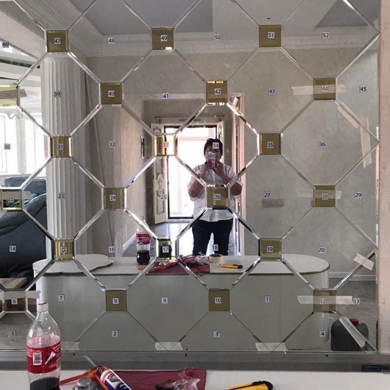 Проект Зеркальное панно в салоне, Москва, серебристая зеркальная плитка "восьмиугольник" и золотистая зеркальная плитка квадратной формы