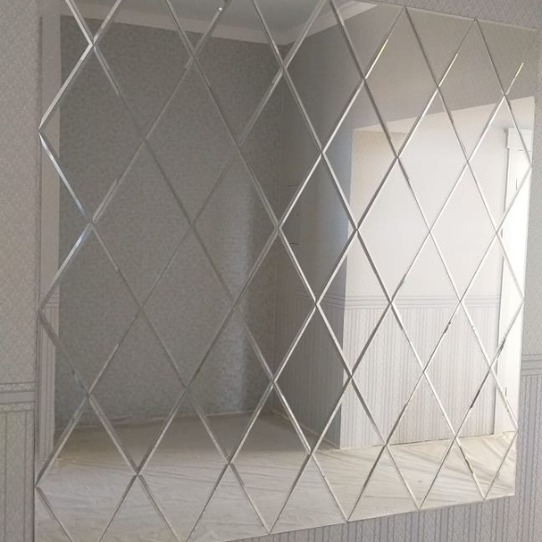 Проект Зеркальное панно на стене в гостиной